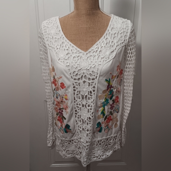 V Christina White Floral Embroidered Blouse Size M - Picture 2 of 5